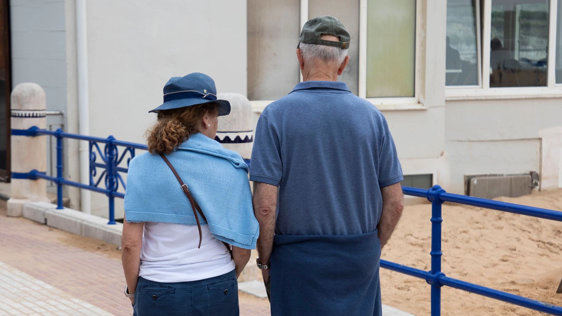 SANTANDER, 06/08/2025.- Una pareja pasea por El Sardinero en Santander, este miércoles. España suma al día casi 220 personas a la nómina de jubilados, una cada aproximadamente siete minutos, que amplían de forma continua un colectivo cada vez de mayor edad, ya por encima de los 75 años de media, y que presenta grandes diferencias en los distintos territorios. EFE/Javier Belver