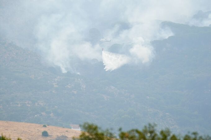 Última hora del incendio de Tarifa en directo: aseguradas las zonas de los hoteles y preocupación por el viento