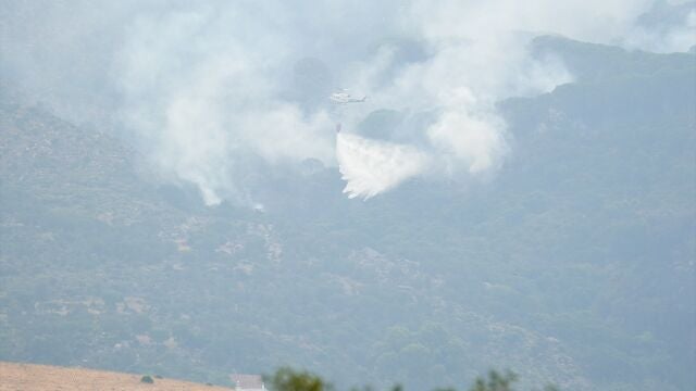 Última hora del incendio de Tarifa en directo: aseguradas las zonas de los hoteles y preocupación por el viento