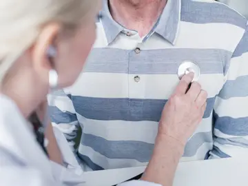 Prevenir enfermedades cardiovasculares con chequeos médicos Prevención de infartos en España con estilo de vida saludable