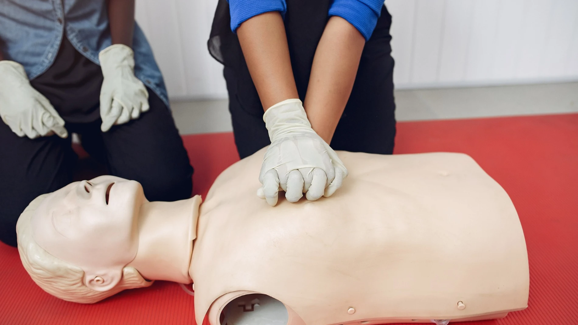 Un equipo de emergencia médica intenta evitar infarto en prácticas con maniquí