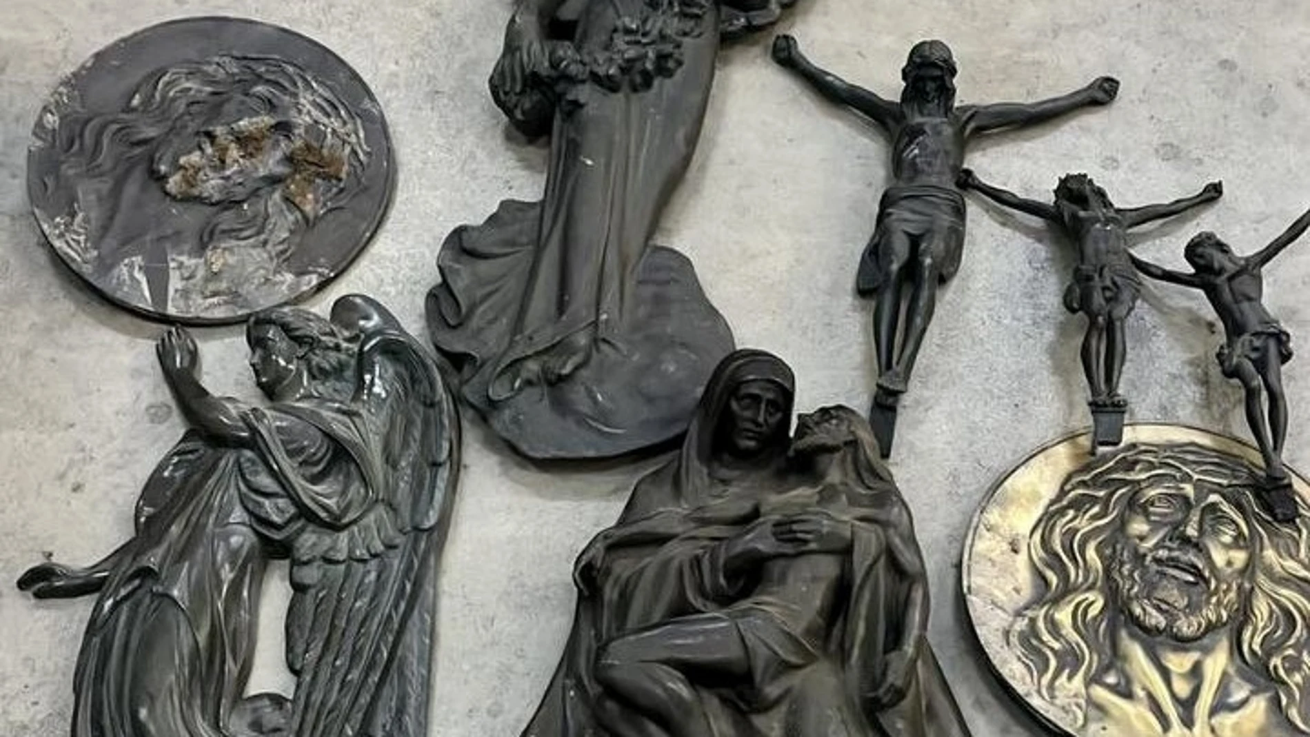Elementos funerarios robados del cementerio de Palau d'Anglesola (Lleida) REMITIDA / HANDOUT por Mossos d'Esquadra Fotografía remitida a medios de comunicación exclusivamente para ilustrar la noticia a la que hace referencia la imagen, y citando la procedencia de la imagen en la firma 06/08/2025