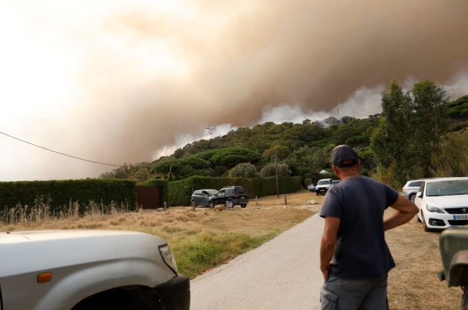 La lucha contra el incendio de Tarifa se intensifica: tratan de consolidar el perímetro en la zona de la Peña