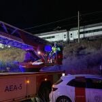 Los servicios de Protección Civil y la Policía Local de Sevilla se desplazó hasta la zona de la incidencia para evacuar a los pasajeros afectados por la avería en la catenaria.