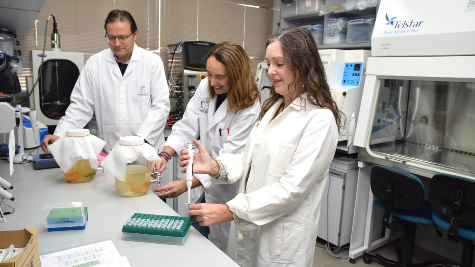 Científicas crean kombucha en un centro de investigación sobre soluciones sostenibles de alimentación saludable