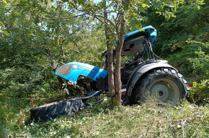 Un vecino de Tudanca, rescatado con politraumatismos graves tras sufrir un accidente en tractor y caer por una ladera