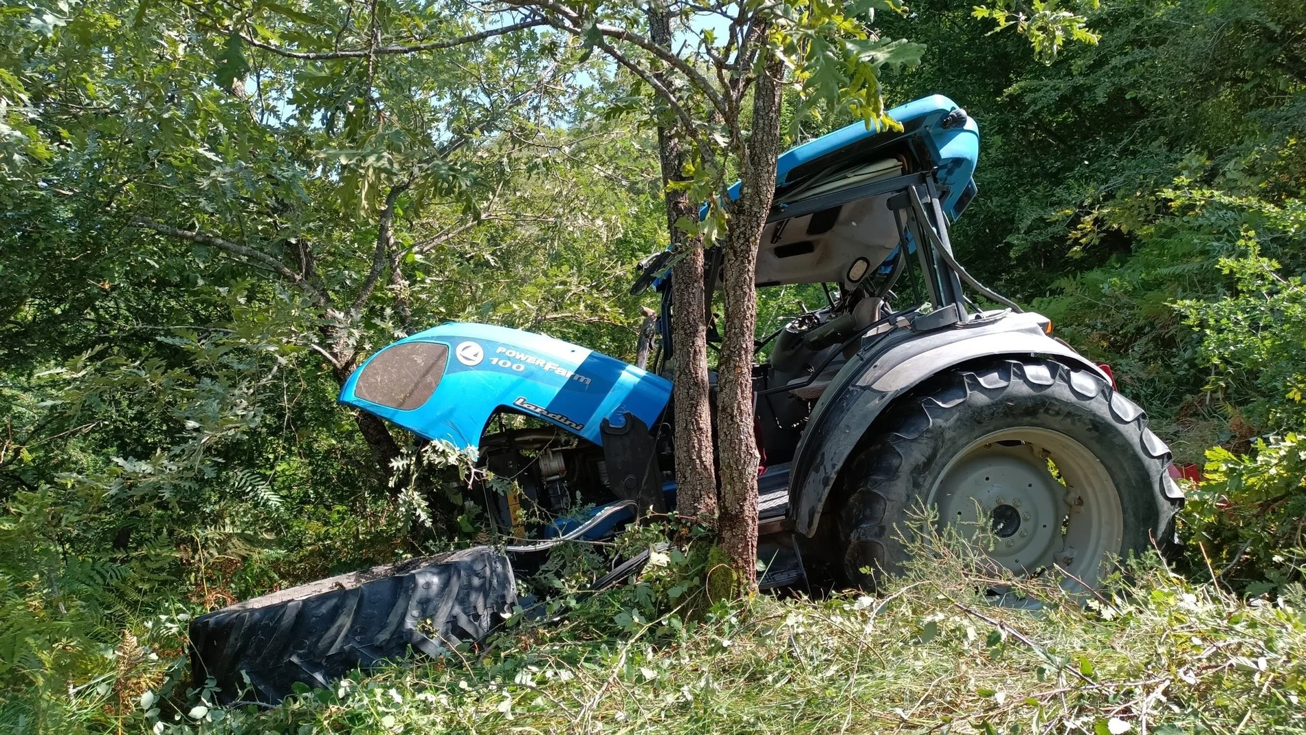 Tractor accidentado REMITIDA / HANDOUT por Emergencias 112 Fotografía remitida a medios de comunicación exclusivamente para ilustrar la noticia a la que hace referencia la imagen, y citando la procedencia de la imagen en la firma 07/08/2025
