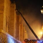 El incendio declarado este viernes en el interior de la Mezquita-Catedral de Córdoba, Patrimonio de la Humanidad, originado en una de las capillas y que se ha extendido hasta las cubiertas, ya está acotado y en proceso de extinción, según han informado a EFE fuentes del Cabildo Catedral. El fuego se habría originado sobre las 21:15 horas en una capilla ubicada en las naves de Almanzor y que se estaba utilizando como almacén de la maquinaria que se usa habitualmente en el templo, aunque se desconocen las causas que han originado las llamas. 
