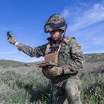 Miembro de las Fuerzas Armadas desplegando un dron 'black hornet'