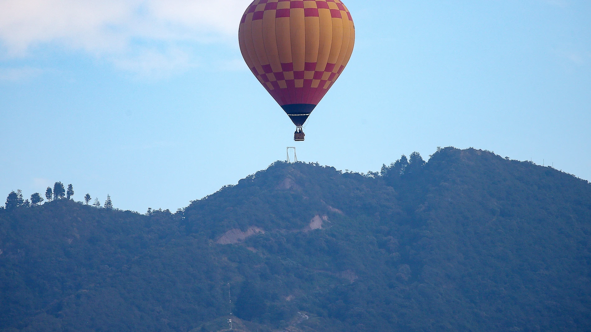 QUI01. QUITO (ECUADOR) 08/08/2025.-. Fotografía que muestra como sobrevuela un globo aerostático en el cuarto Festival Internacional del Globo este viernes, en Quito (Ecuador). Más de 20 dirigibles se elevaron sobre los Andes ecuatorianos en la ciudadela Mitad del Mundo. EFE/ José Jácome
