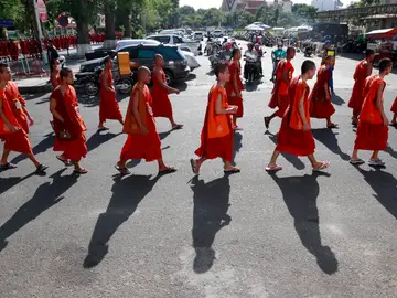 Monjes budistas rezan por la paz en Phnom Penh FOTODELDÍA PHNOM PENH (CAMBOYA), 08/08/2025.- Unos monjes budistas camboyanos caminan por una calle de Phnom Penh durante una ceremonia de oración por los soldados que murieron defendiendo la integridad territorial del país en la disputa fronteriza entre Camboya y Tailandia, que se intensificó recientemente y ha cesado con el alto el fuego que entró en vigor el pasado 29 de julio.. EFE/Kith Serey