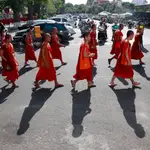 Monjes budistas rezan por la paz en Phnom Penh