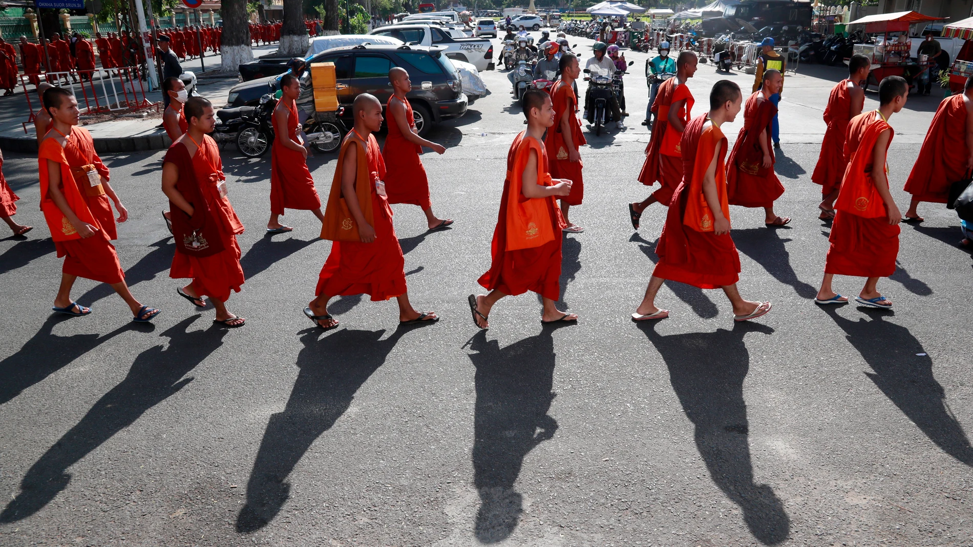 FOTODELDÍA PHNOM PENH (CAMBOYA), 08/08/2025.- Unos monjes budistas camboyanos caminan por una calle de Phnom Penh durante una ceremonia de oración por los soldados que murieron defendiendo la integridad territorial del país en la disputa fronteriza entre Camboya y Tailandia, que se intensificó recientemente y ha cesado con el alto el fuego que entró en vigor el pasado 29 de julio.. EFE/Kith Serey