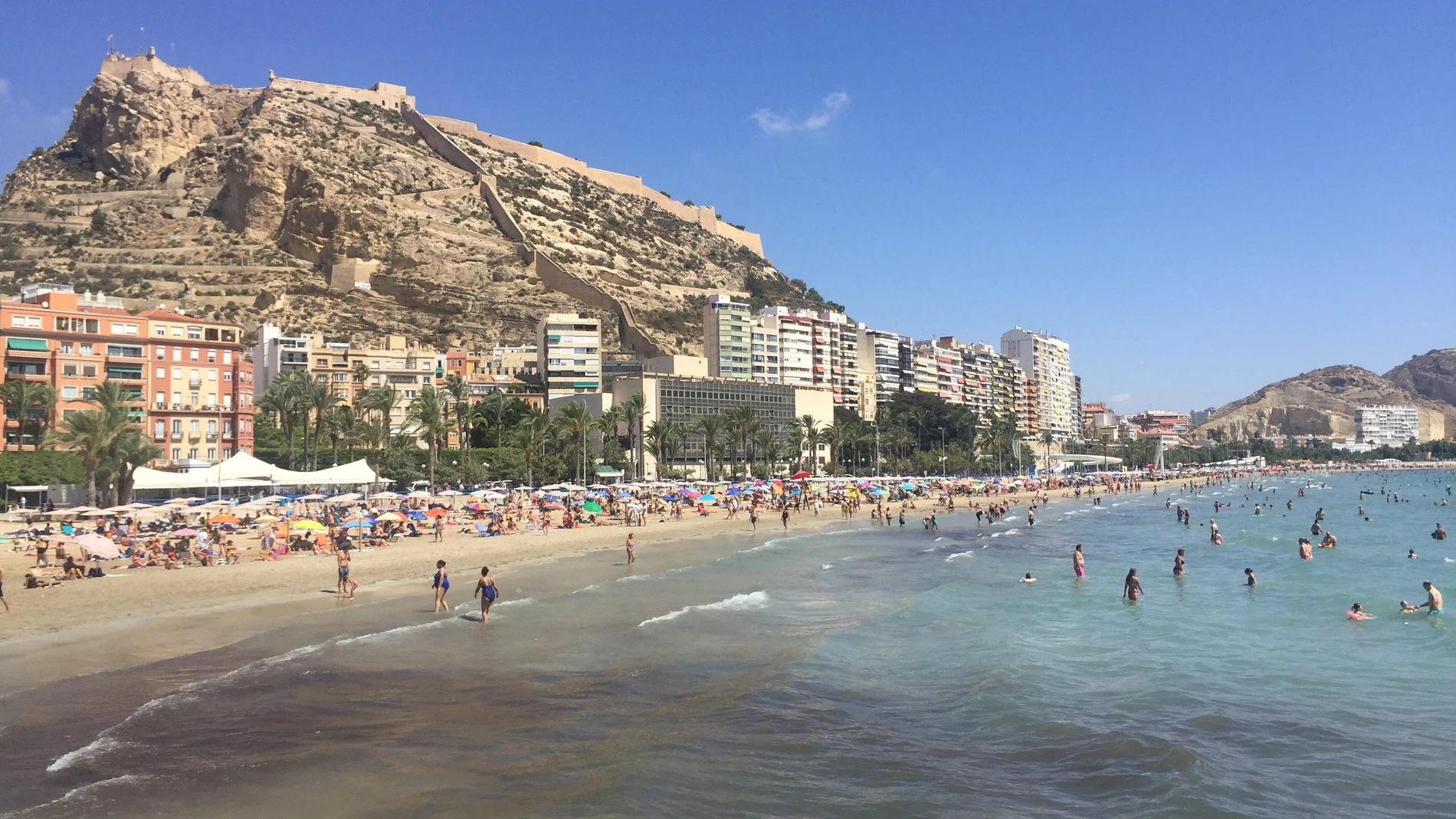 Fotografía de archivo de la playa del Postiguet en Alicante REMITIDA / HANDOUT por AYUNTAMIENTO DE ALICANTE Fotografía remitida a medios de comunicación exclusivamente para ilustrar la noticia a la que hace referencia la imagen, y citando la procedencia de la imagen en la firma 08/08/2025