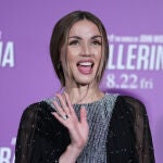 Ana de Armas con look de brillos.
