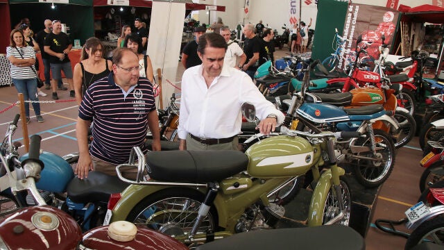 Suárez-Quiñones visita la Feria del Motor en el patio del Colegio Carmelitas de La Bañeza que rinde homenaje a Derbi