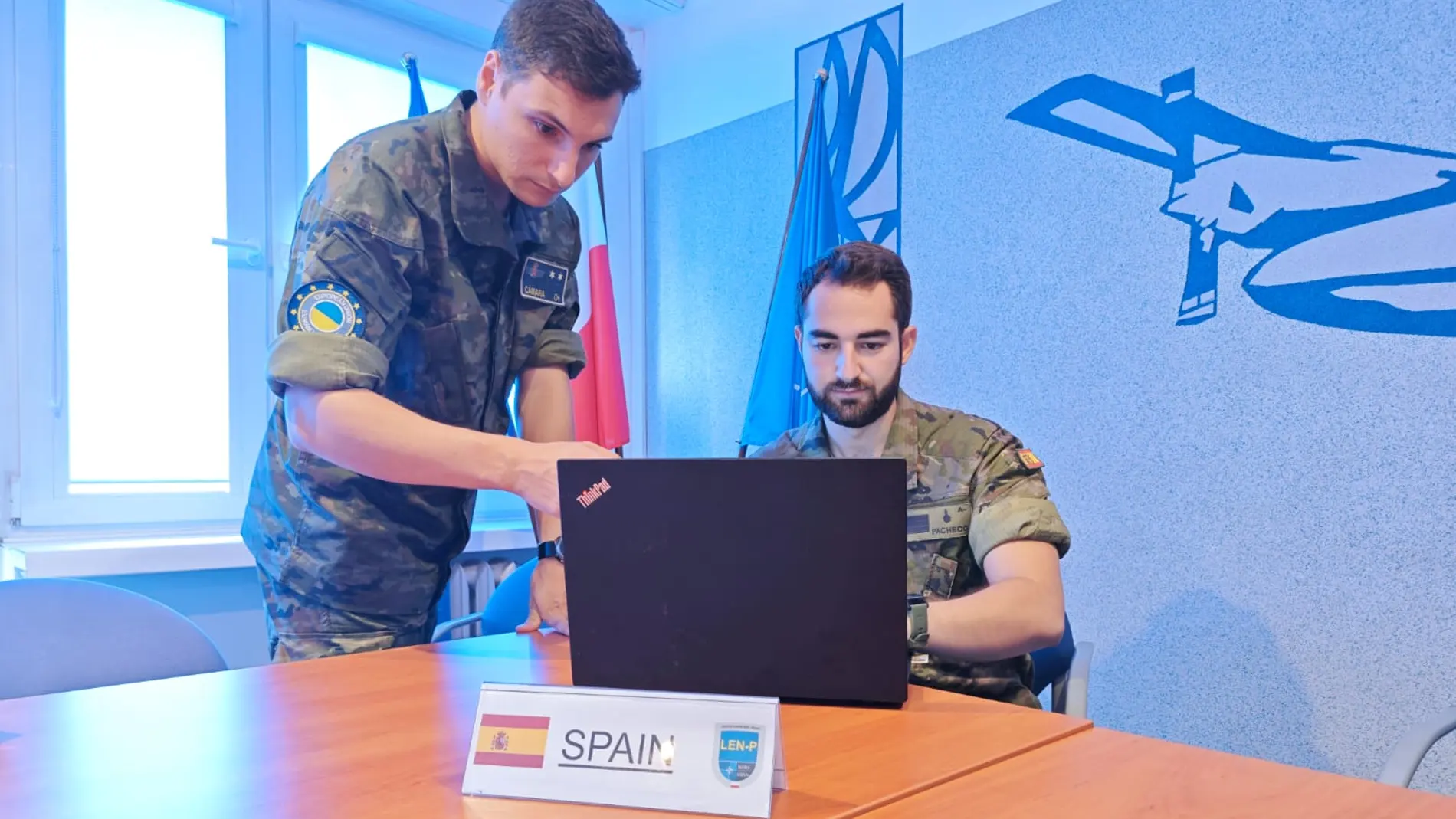 Oficiales de enlace españoles gestionando operaciones