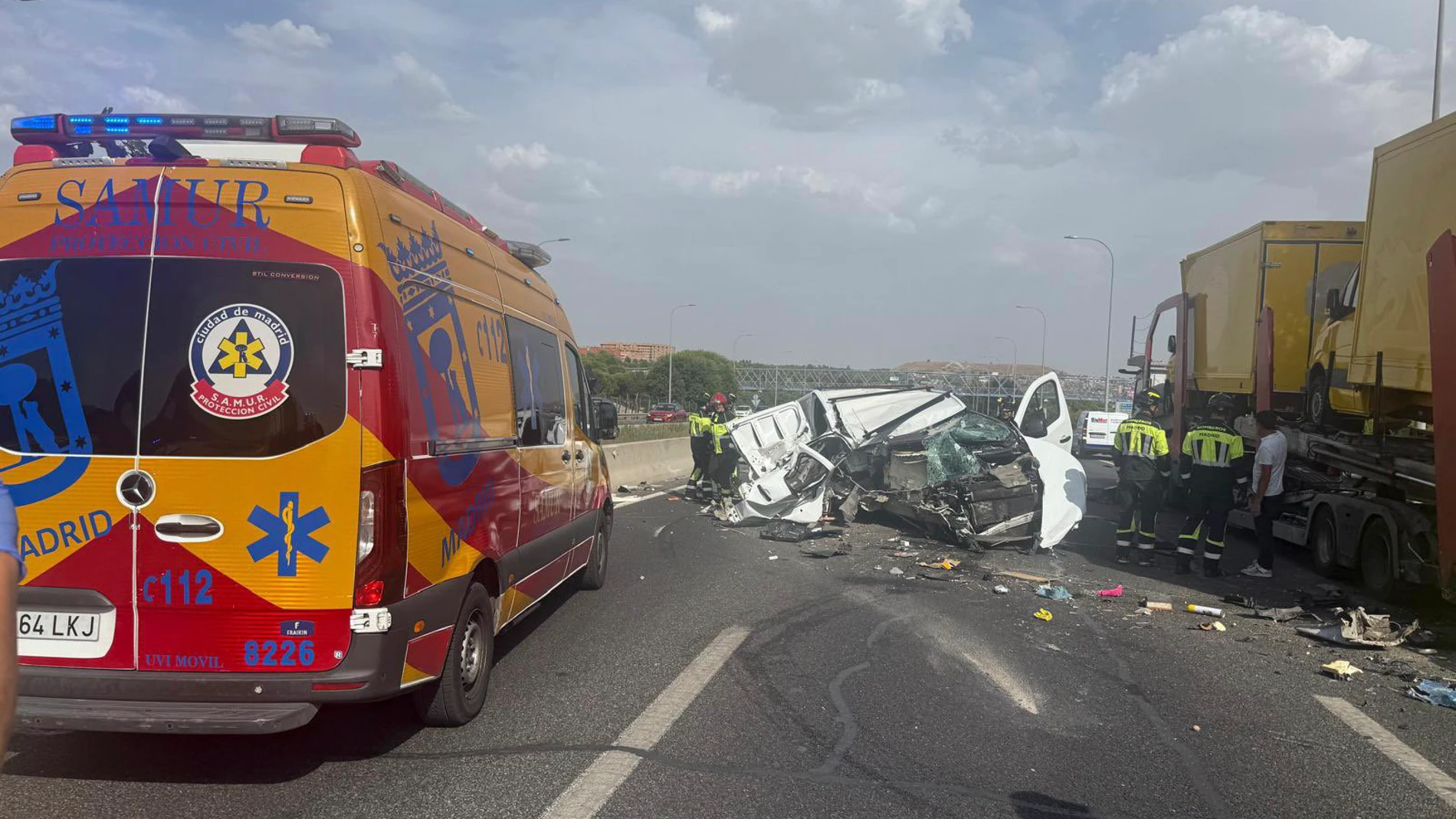 MADRID, 08/08/2025.- Un accidente de tráfico ha obligado a cortar al tráfico la A-3 en sentido salida a su paso por Moratalaz. El Samur ha atendido a dos heridos, uno potencialmente grave, trasladado al 12 de Octubre, y otro leve trasladado al Marañón. EFE/Emergencias Madrid SÓLO USO EDITORIAL/SÓLO DISPONIBLE PARA ILUSTRAR LA NOTICIA QUE ACOMPAÑA (CRÉDITO OBLIGATORIO)