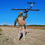 Militar español junto con un dron Seeker