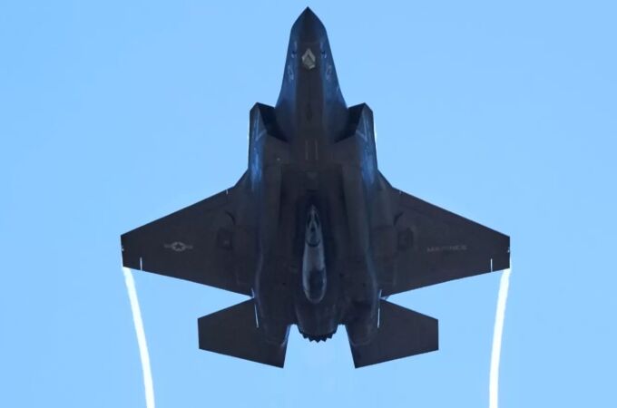 Un F-35 en vuelo durante unas maniobras militares 