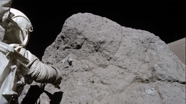 Harrison H. Schmitt, del Apolo 17, toma muestras en el valle Taurus-Littrow.