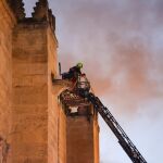 Sucesos.- Los bomberos extinguen completamente el incendio de la Mezquita de Córdoba pero vigilarán esta noche