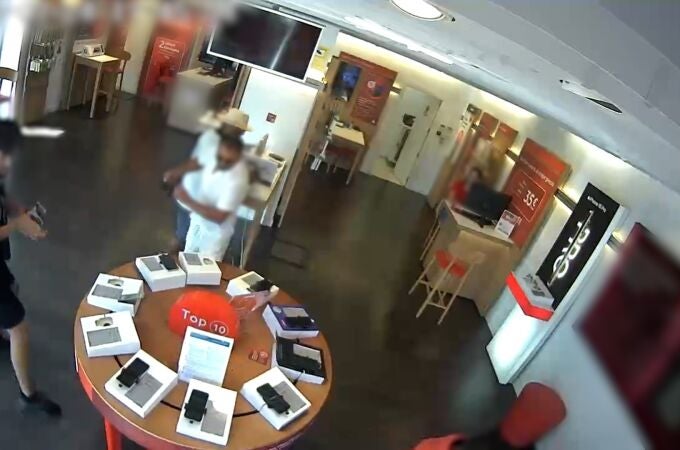Imagen de la cámara del establecimiento del momento del robo en la tienda de móviles de La Rinconada