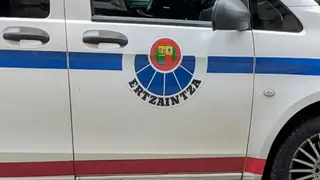Vehículo de la Ertzaintza Vehículo de la Ertzaintza