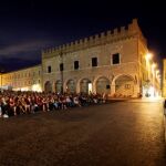 Ambiente de la plaza de Pesaro durante la celebración de su festival