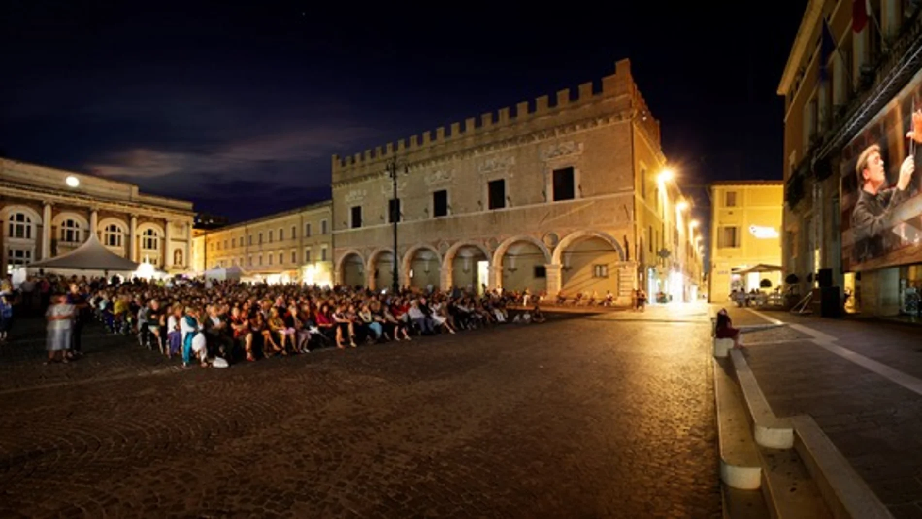 Ambiente de la plaza de Pesaro durante la celebración de su festival