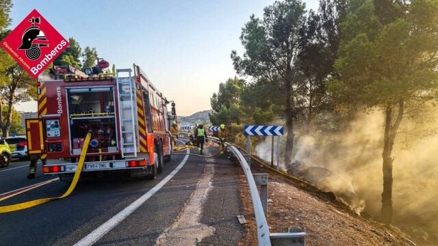 Alicante.- Sucesos.- Dos ciudadanos rescatados de un coche en llamas tras un accidente en la N-332 en Altea
