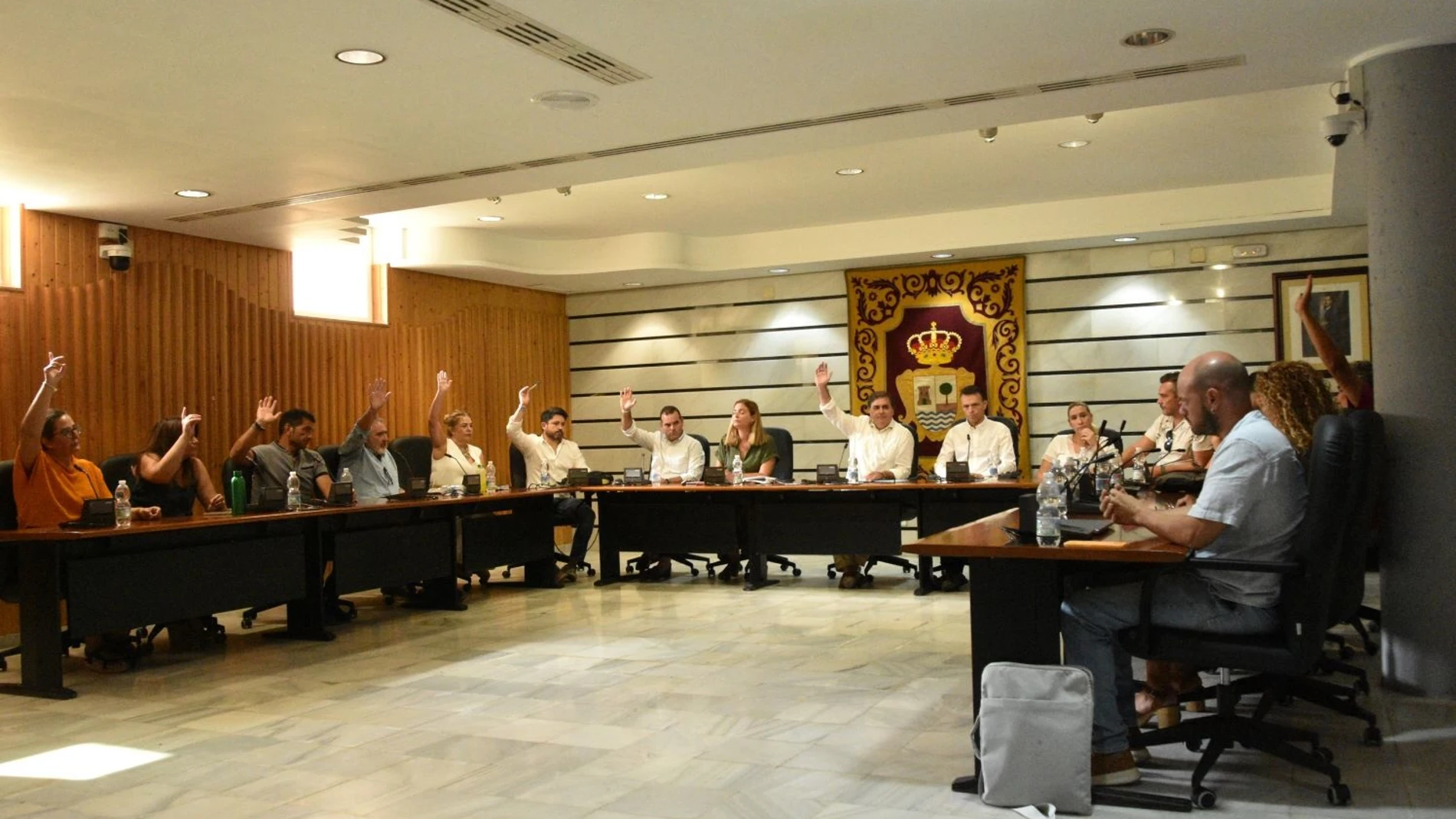 Pleno Extraordinario en el Ayuntamiento de Punta Umbría. REMITIDA / HANDOUT por AYUNTAMIENTO DE PUNTA UMBRÍA Fotografía remitida a medios de comunicación exclusivamente para ilustrar la noticia a la que hace referencia la imagen, y citando la procedencia de la imagen en la firma 11/08/2025