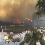 Desalojan las viviendas y vehículos de la playa de Atlanterra por el incendio de Tarifa