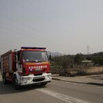 Un coche de bomberos accede al entorno de Yeres
