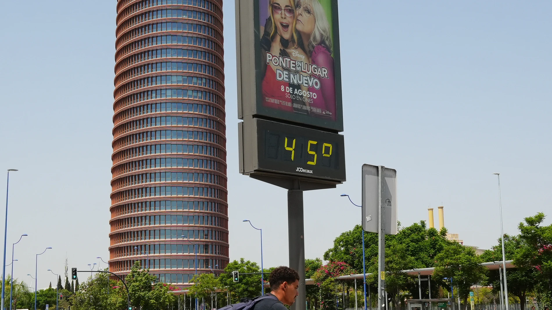 Ciclista por las calles de Sevilla en plena ola de calor. A 11 de agosto de 2025 en Sevilla, Andalucía (España). Andalucía mantendrá la ola de calor durante los próximos días y puede llegar a registrar los 44ºC en la campiña sevillana, a pesar de un ligero descenso de las temperaturas a partir del martes, según ha explicado el delegado territorial de la Aemet en Andalucía, Ceuta y Melilla, Juan de Dios del Pino. 11 AGOSTO 2025 Francisco J. Olmo / Europa Press 11/08/2025