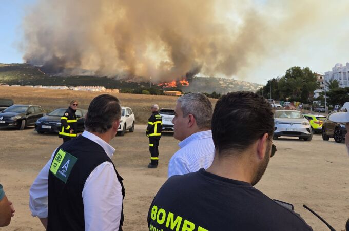 Más de un millar de personas desalojadas por el incendio Tarifa