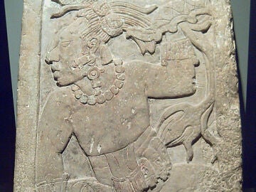 Un autosacrificio en la estela maya de Madrid