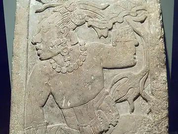 Un autosacrificio en la estela maya de Madrid Un autosacrificio en la estela maya de Madrid