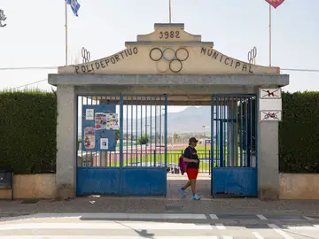Los jumillanos defienden la libertad religiosa JUMILLA (MURCIA), 11/08/2025.- Puerta principal del polideportivo municipal de Jumilla, este lunes. El municipio de Jumilla ha arrancado la semana con la noticia de la impugnación, por parte del Gobierno, de la orden del ayuntamiento que impediría la celebración de actos religiosos en instalaciones deportivas, y sus vecinos la han recibido con agrado porque no existen problemas de convivencia y los extranjeros residentes "vienen a trabajar y a consumir". EFE/Marcial Guillén