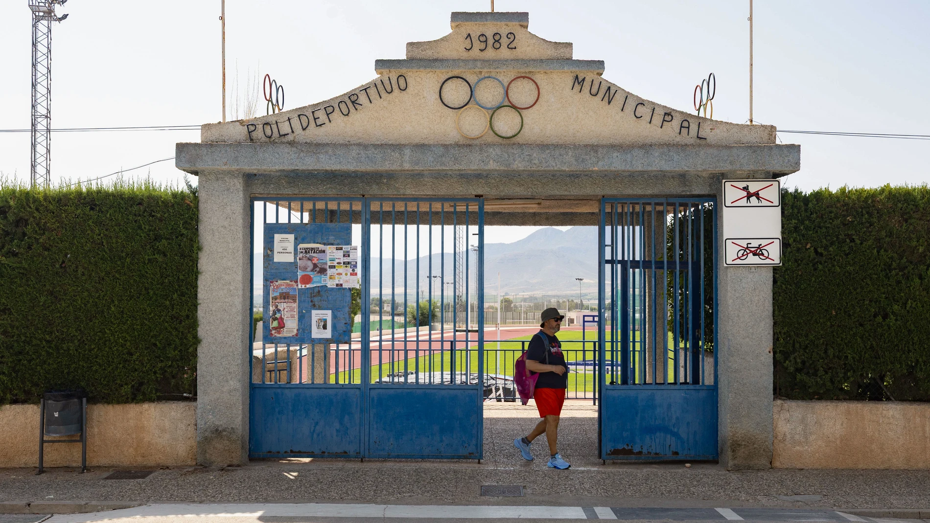 JUMILLA (MURCIA), 11/08/2025.- Puerta principal del polideportivo municipal de Jumilla, este lunes. El municipio de Jumilla ha arrancado la semana con la noticia de la impugnación, por parte del Gobierno, de la orden del ayuntamiento que impediría la celebración de actos religiosos en instalaciones deportivas, y sus vecinos la han recibido con agrado porque no existen problemas de convivencia y los extranjeros residentes "vienen a trabajar y a consumir". EFE/Marcial Guillén