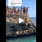 Una joven paraliza una cala de Menorca para saltar desde una roca y conquista TikTok