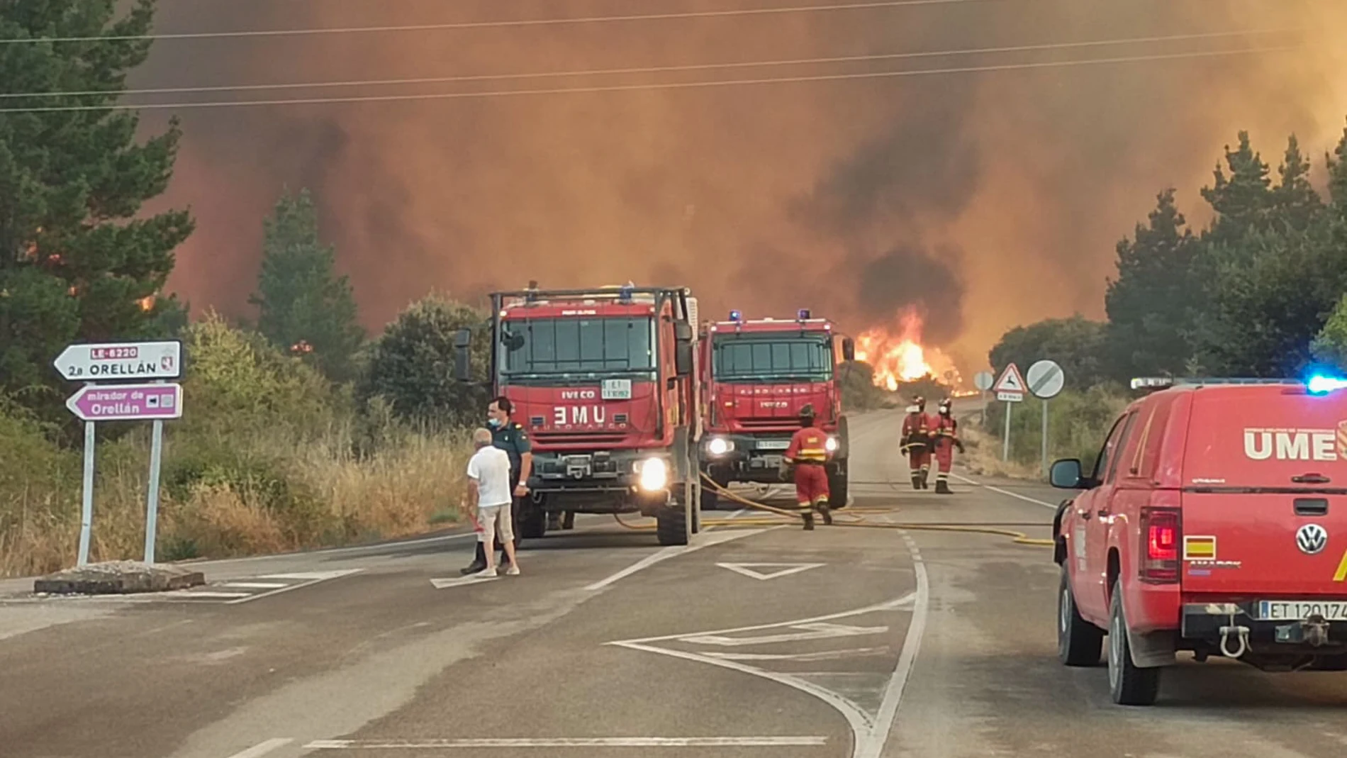 LAS MÉDULAS (LEÓN), 11/08/2025.- Miembros de la Unidad Militar de Emergencias (UME) combaten las llamas en la localidad de Las Médulas, en la comarca leonesa de El Bierzo, este lunes. El incendio forestal declarado este pasado sábado en la localidad de Yeres y que ha afectado al espacio natural de Las Médulas, catalogado por la Unesco como Patrimonio de la Humanidad, no ha dañado a las minas de oro romanas pero sí a la vegetación de su entorno, como castaños centenarios que han quedado arrasa...