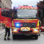 Los bomberos trabajan para extinguir un incendio en una nave industrial en Getafe