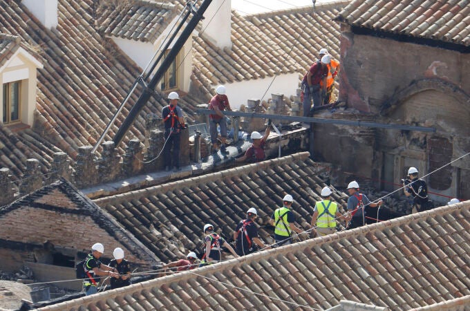Policía científica y técnicos inspeccionan los daños en las cubiertas tras el incendio