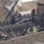 Policía científica y técnicos inspeccionan los daños en las cubiertas tras el incendio