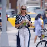 Celebridad con un batido.