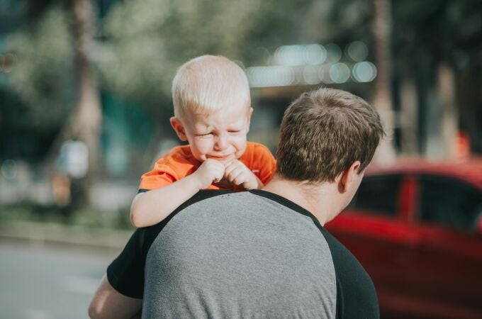 Niño triste con su padre