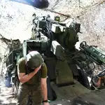 Soldados de la División César, artillería de la 155.ª Brigada, disparan proyectiles durante un combate en la región del Óblast de Pokrovsk