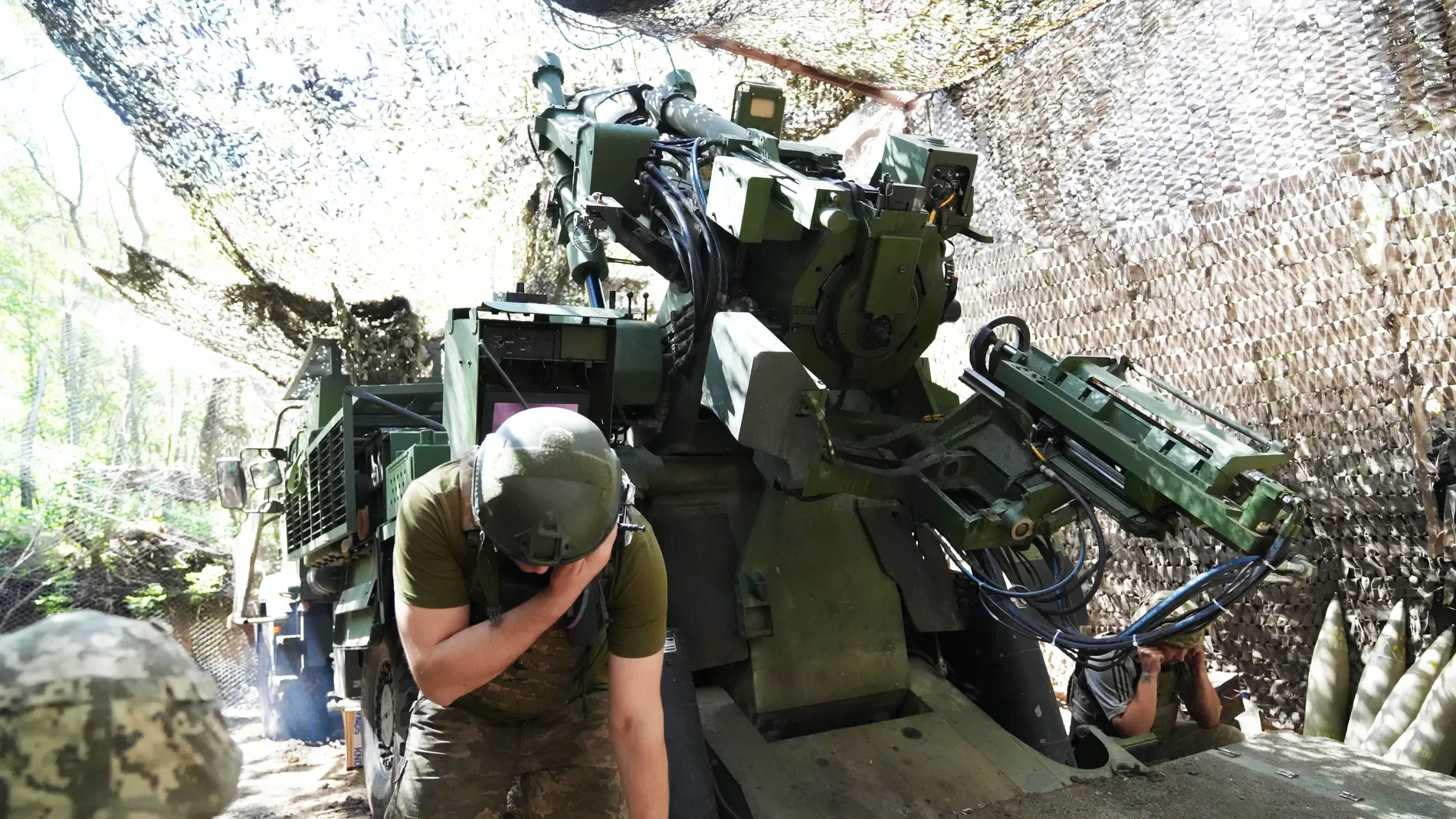 Soldados de la División César, artillería de la 155.ª Brigada, disparan proyectiles durante un combate en la región del Óblast de Pokrovsk