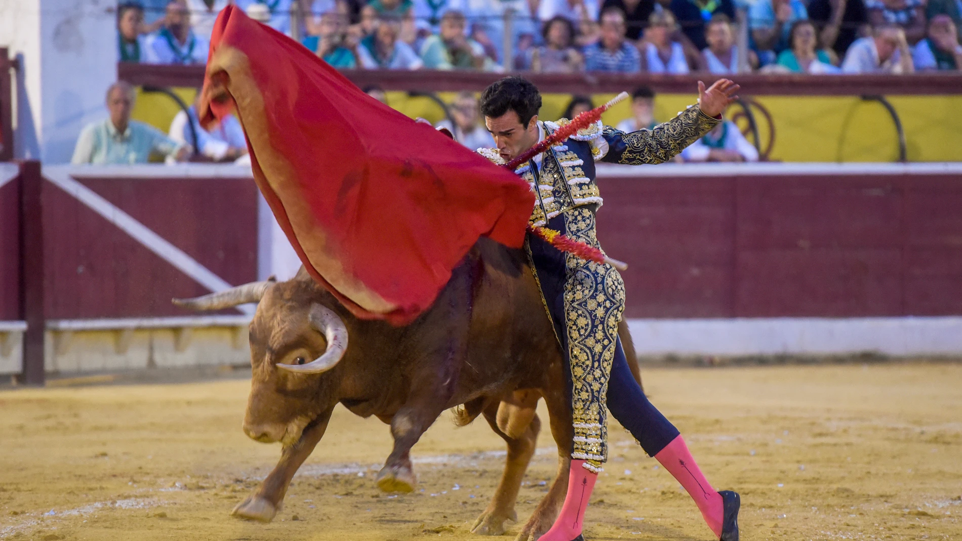 HUESCA, 13/08/2025.- El diestro Tomás Rufo da un pase a uno de sus astados en el festejo de la Feria de San Lorenzo, este miércoles en la plaza de toros de Huesca. EFE/ Javier Blasco